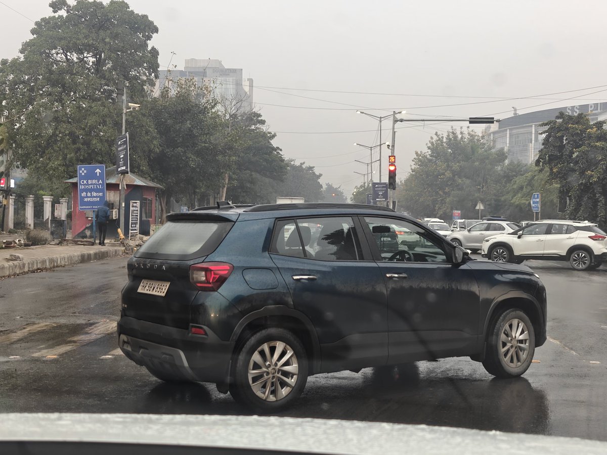 ashishyadav420's tweet photo. People are losing patience and that costs traffic congestion, accidents and wasting others time too.
In return what they gain...may be just fake satisfaction!
Look at this car, came from the back and stopped in front of everyone on signal,that too on the Zebra cross. https://t.co/DUvLNqqsso