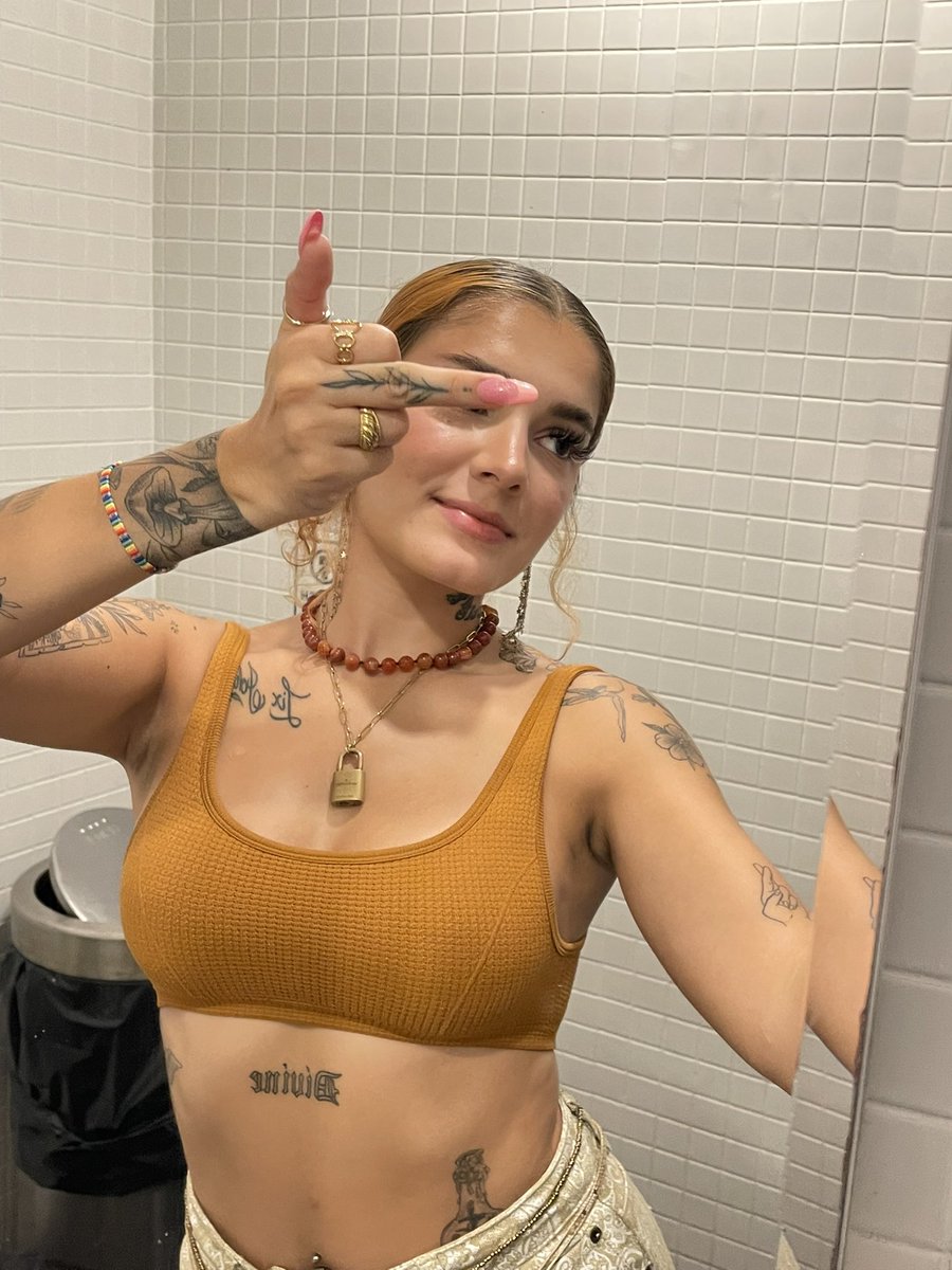 QueenValxxo's tweet photo. Fuck you, pay me. https://t.co/XZrkNeHXcu