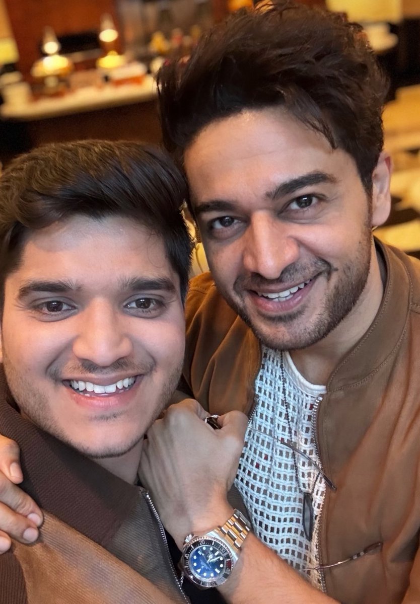 MathurSunn69674's tweet photo. Best bond of BB🫰
Bhaichara on Top🙌
#GauravKhanna #basirali
#MridulTiwari #Faranabhatt
#MriRav #AbhishekBajaj https://t.co/qEYhIJSEsF