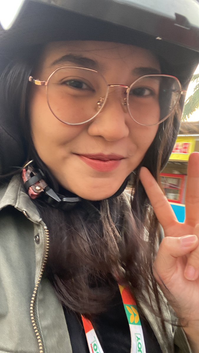 ichaa27_'s tweet photo. Halo hai!
Hari ini berangkat sendiri naek grab karna doi cuti ke jogja
Kok ga naek motor? Kunci motor gw gatau kemana anjoy, tiba2 ilang, belom sempet bikin kunci

Moga happy yaw hari ini https://t.co/kyrxh8l8Vk
