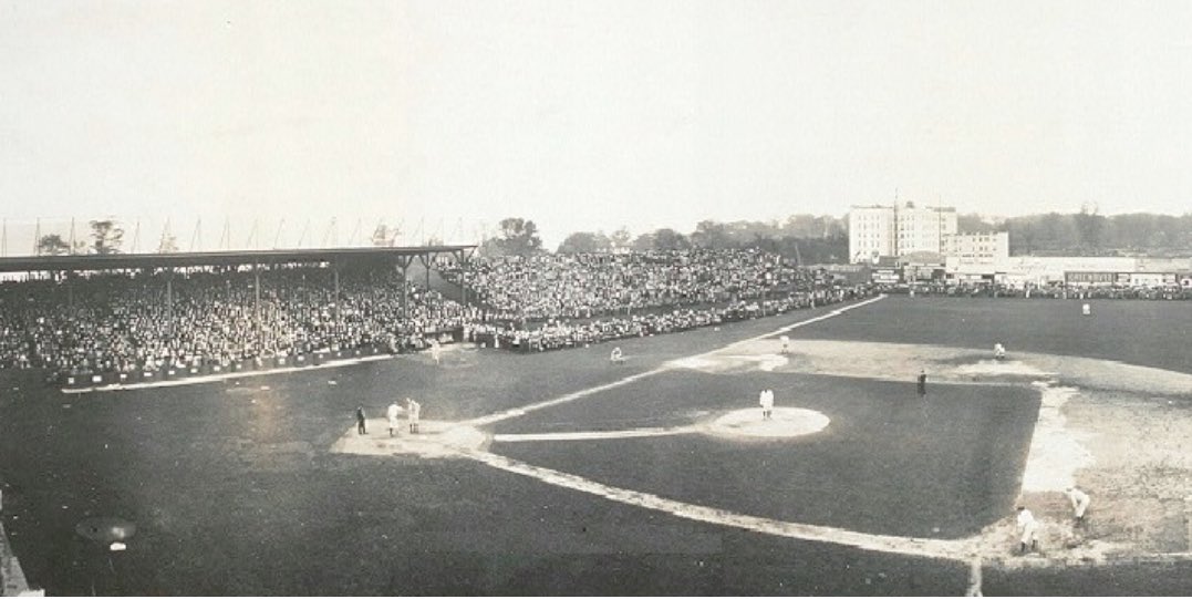 90sinserts's tweet photo. This is Hilltop Park, the original home of the New York Highlanders (who would become the @Yankees).
Today, this site is the Columbia University Irving Medical Center in Washington Heights. But in 1909, the landscape looked very different. (2/5) https://t.co/dox0PPnXgN