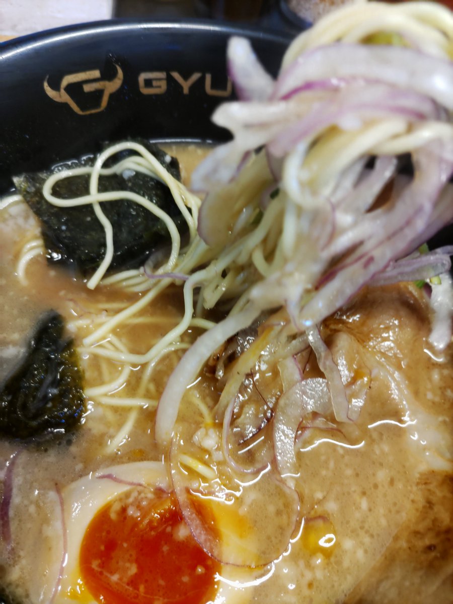 聖蹟桜ヶ丘 GYUTON
特製ラーメンダイブめしセット

牛骨と豚骨と醤油がコラボしたスープを飲むと口の中に牛肉の香りが漂い、これが九州細麺によく絡み美味しかったです🍜😋
チャーシューは2種類が載り、紫キャベツがアクセント、麺を食べ終えた後に投入したご飯で2度ウマい！😆

ごちそうさまでした🙋