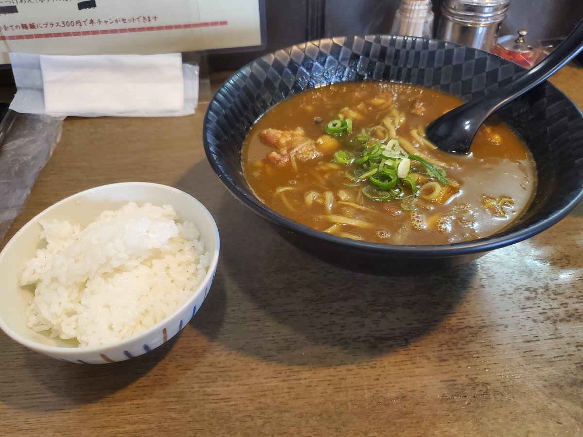 sanyu1985's tweet photo. 高松・屋島西町の隠れた名店「��那そば えびす屋」🍜
具材は きのこ・唐揚げの端っこ・あさり と個性派✨
麺は 普通麺 or 平打ち麺 を選べる！
この日は“本日のおすすめ”の 小ライス付 800円 を注文👍
屋島近くに来たらぜひ。
※昼のみ営業、日曜定休 https://t.co/aJ0Y6yP6P9