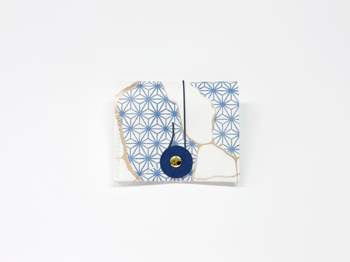 _ichikudo's tweet image. #TokyoTokyo × 一九堂のコラボアイテムが誕生✨

👛PAPER WALLET
紙製のお財布
日本の美意識を感じさせる金継ぎがモチーフ

🔶kika drop
紙製のハンドメイドピアス
ブルーを取り入れた存在感のあるデザイン

・羽田空港 第3ターミナル
「TOKYOTOKYO BASE」
・一九堂オンラインショップ にて発売中！