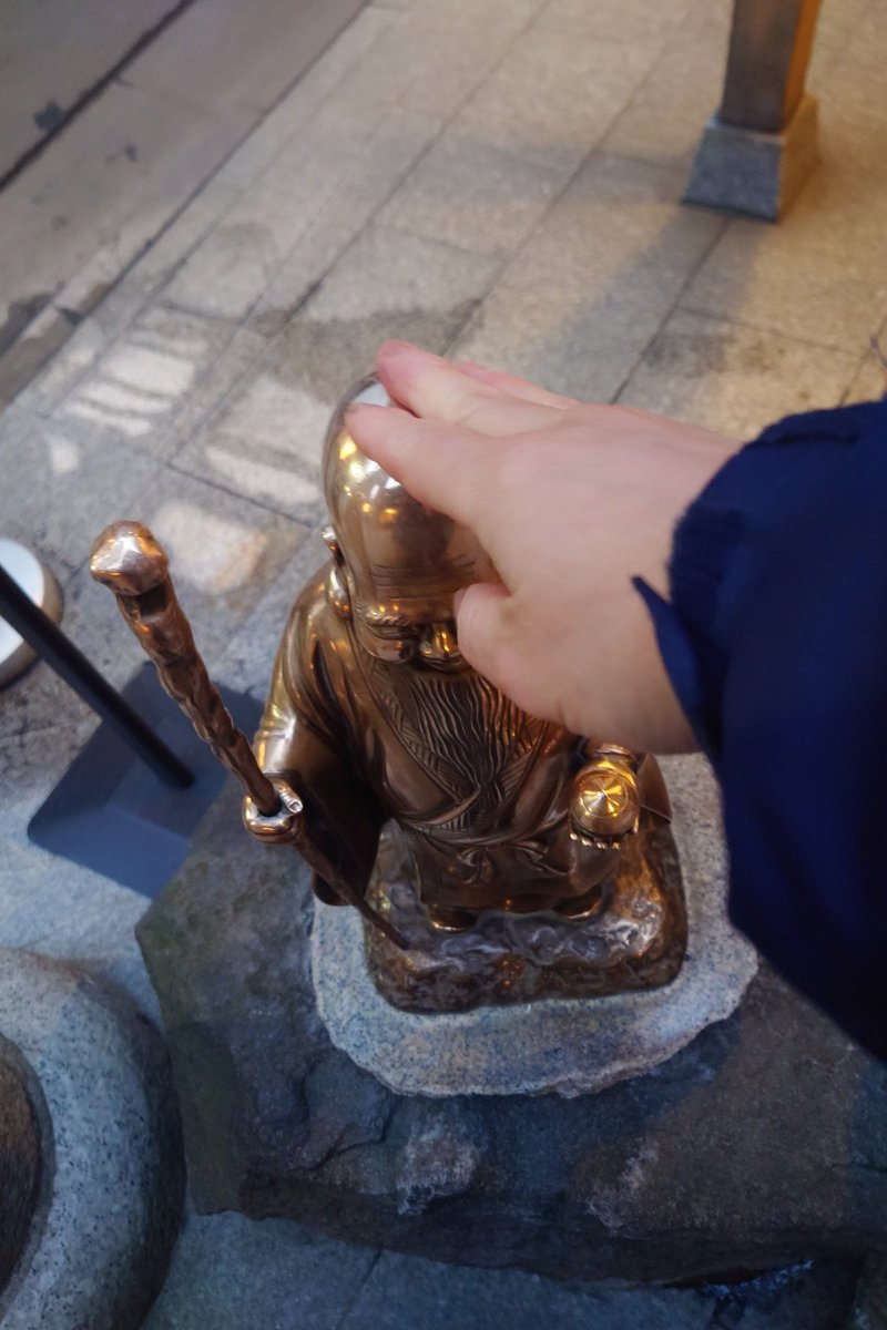sakuramaru07's tweet photo. 今朝の小網神社も、やっぱり特別な空気で背すじがピンとなったよ✨

最近は早朝でも人が増えてきた感じがして、みんなそれぞれの想いを胸に、この場所に手を合わせてるんだなぁってしみじみ思った😊

今日もフォロワーさんの分まで、健康と財運をしっかりお願いしてきたよ🙏🍀

少しでも心が軽くなったり、いい流れが来ますように✨

午後も無理しすぎず、笑顔を忘れずに楽しく生きようね☺️
＃小網神社