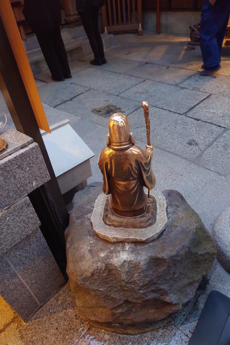sakuramaru07's tweet photo. 今朝の小網神社も、やっぱり特別な空気で背すじがピンとなったよ✨

最近は早朝でも人が増えてきた感じがして、みんなそれぞれの想いを胸に、この場所に手を合わせてるんだなぁってしみじみ思った😊

今日もフォロワーさんの分まで、健康と財運をしっかりお願いしてきたよ🙏🍀

少しでも心が軽くなったり、いい流れが来ますように✨

午後も無理しすぎず、笑顔を忘れずに楽しく生きようね☺️
＃小網神社