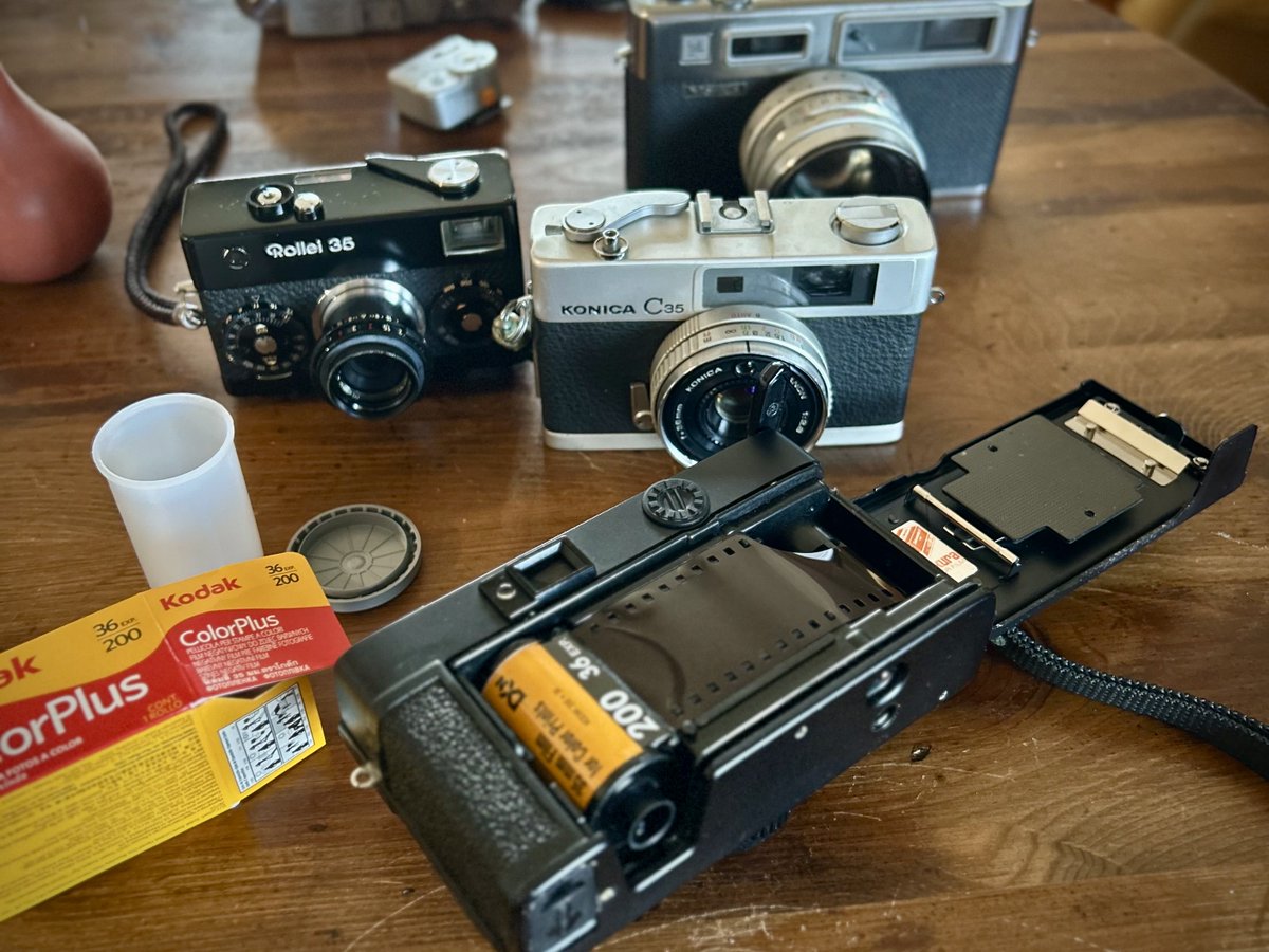 newcomer 作動しない“ピッカリコニカ”に代替電池を入れゴソゴソ