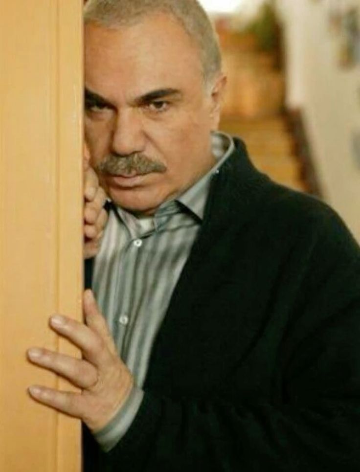 YouTube da yaşanan ufak sorun sonrası chat çağrı bir şey yap diyince çağrı telefonunu eline aldığı gibi sorun çözüldü  ( çeşme de tatil yaparken şarkı neden çıkmadı sorusuna YouTube da sorun var demek için kendisi planlamış)