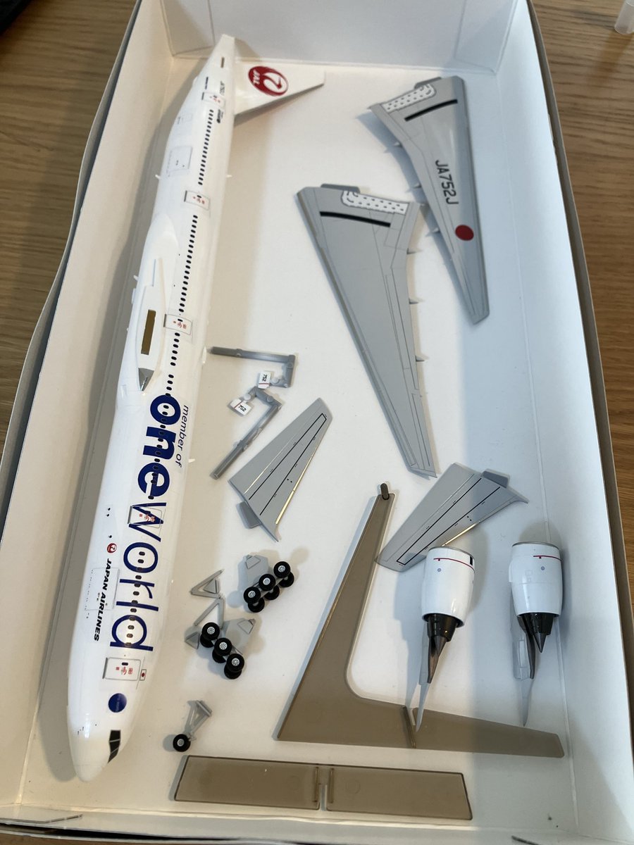 デカールがたくさんありましたが、わかる範囲で貼ってみました。
それでも十分にかっこよく見えます。