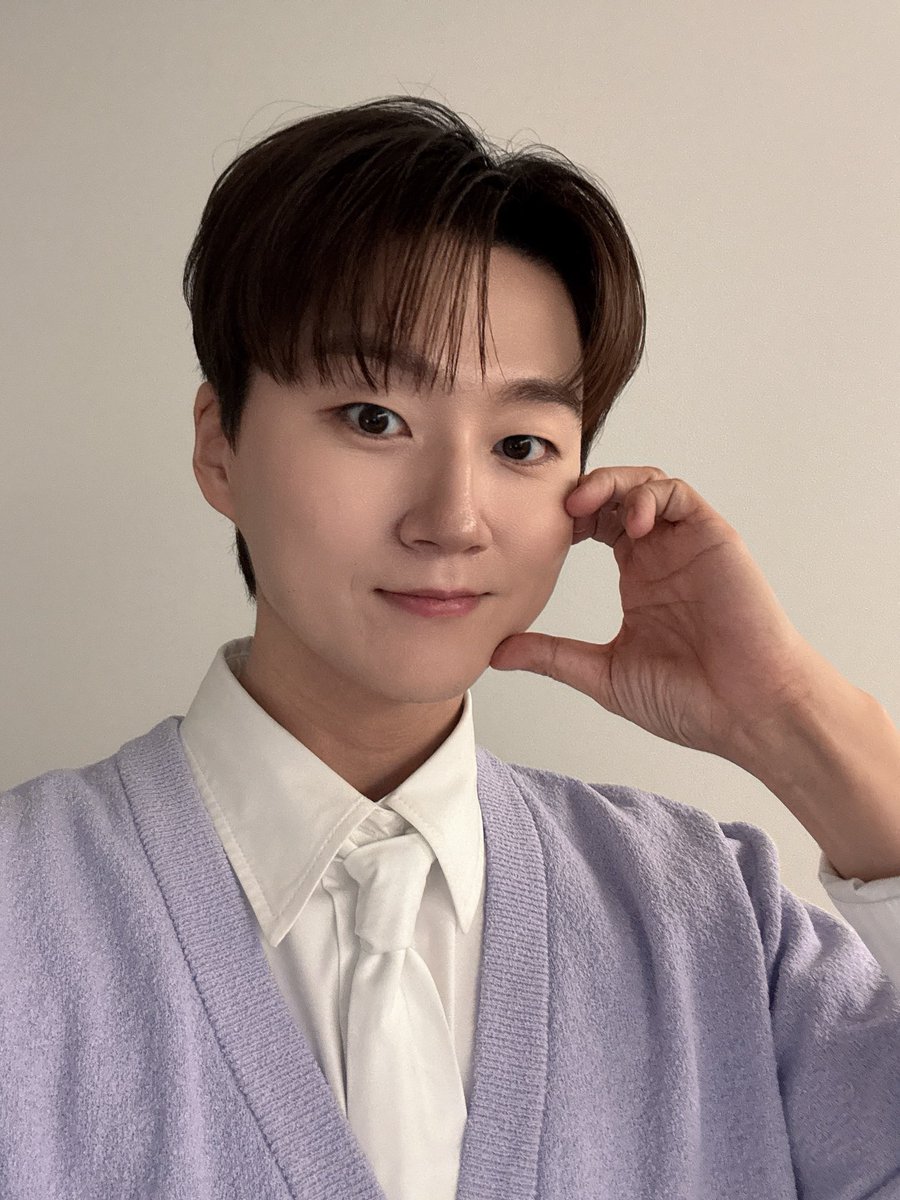 밍규야아아셀카고마왕..❤️ 밍규 방송 스케 많아져서 맨날맨날 셀카받는 삶 살고파...💚 근데 귀..어쩌고는 무서워서 음소거로 틀어만 놀게........................🥹