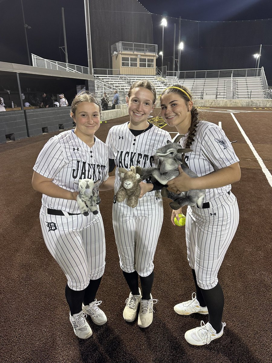 Denison Lady Jacket Softball tweet media