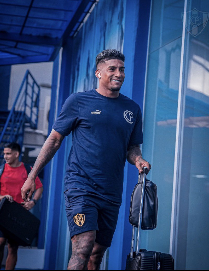 Santa Fe pasó de tener al mejor extremo del FPC en 2025, te ganaba partidos solo y se echaba el equipo al hombro cuando las papas quemaban. El antónimo a lo visto en Montería y gran parte del semestre. Extraño mucho a este sujeto 🤐👈🏻

📸: <a href="/CCP1912oficial/">Club Cerro Porteño</a>