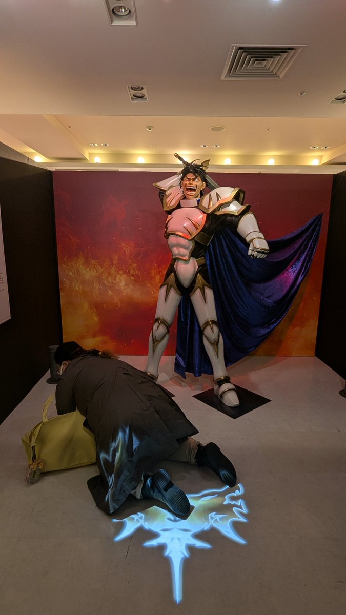 urasawa_under2's tweet photo. プロポーズを終えたので展示を最初から見直そうとしたら、ルカ様の周りに柵できてるよ！！

先に豚になっておいて良かった😭 https://t.co/lCQq3QP7qW