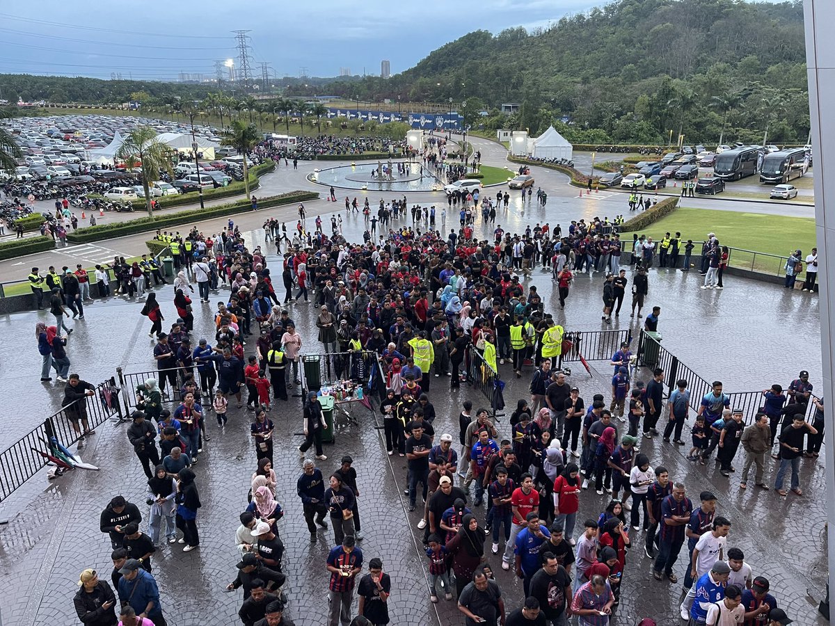Sejujurnya semalam, dah lama tak nampak pemandangan begini di pintu masuk Zon C. Terima kasih keluarga JDT. 🥹💙❤️