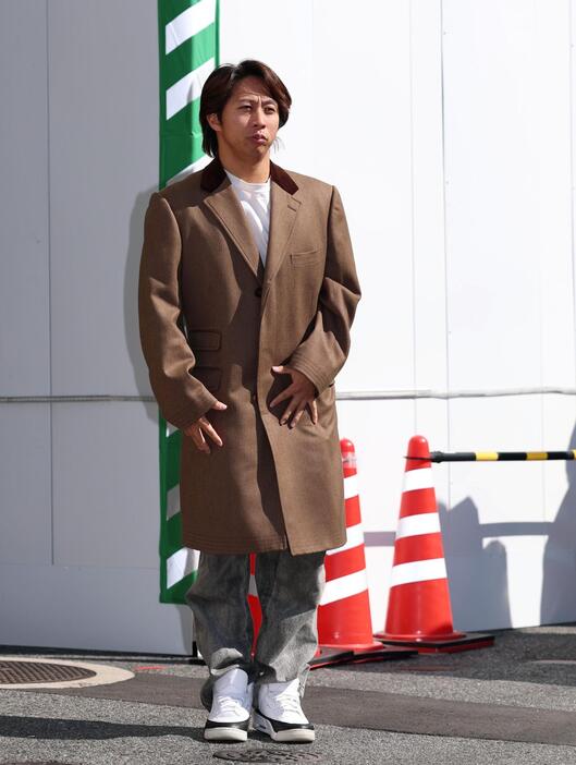 gnomotoke's tweet photo. 広島　羽月隆太郎被告が保釈　ブラウンのコートに身をつつみ報道陣を前に深々と一礼　17日に広島地検が起訴（デイリースポーツ）-Yahoo!ニュース https://t.co/SEuyBytNKM

指定薬物のエトミデートを使用したとして広島地検に起訴された羽月隆太郎被告が18日、広島中央警察署から保釈された。 https://t.co/fOOSeRybsv