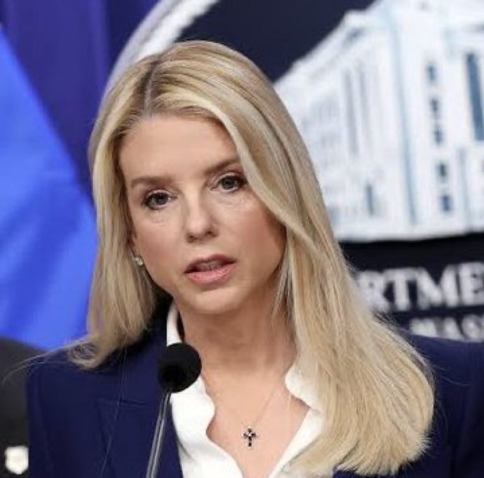 ESTÁ MUJER <a href="/PatBondy/">Patric bondy</a> ES MUY PERVERSA PERO LO ES POR EL GRAVE DAÑO QUE LE HIZO <a href="/realDonaldTrump/">Donald J. Trump</a>  A SUS 13 AÑOS DE EDAD OBLIGÁNDOLA A TENER SEXO CON EL