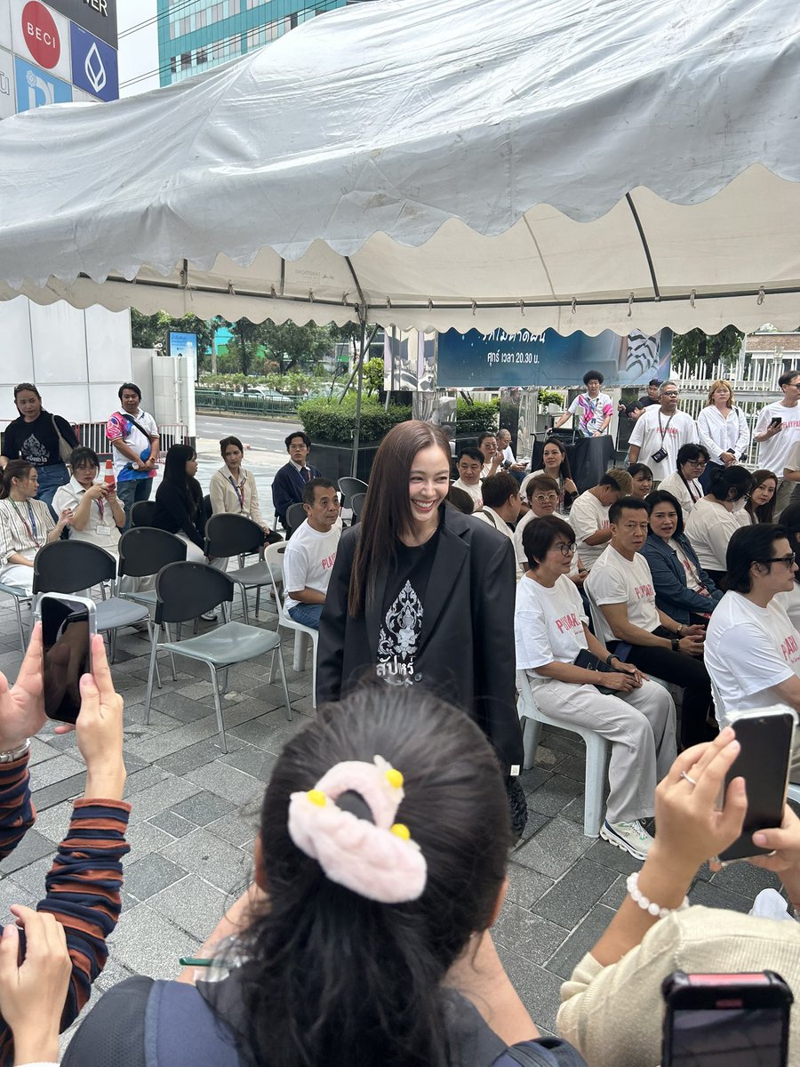 Kamulisa1's tweet image. พี่อุ้มโคตรสวยยเลยㅠㅠ ไดร์ตรงที่ใช่ พี่มาเป็นกำลังใจที่งานบวงสรวงของแทนญะด้วย น่ารักอ่า แสนดีที่สุดเลย 

Play Park WORSHIP
#บวงสรวงรักไม่คาดฝัน
#Oomeisay #อุ้มอิษยา