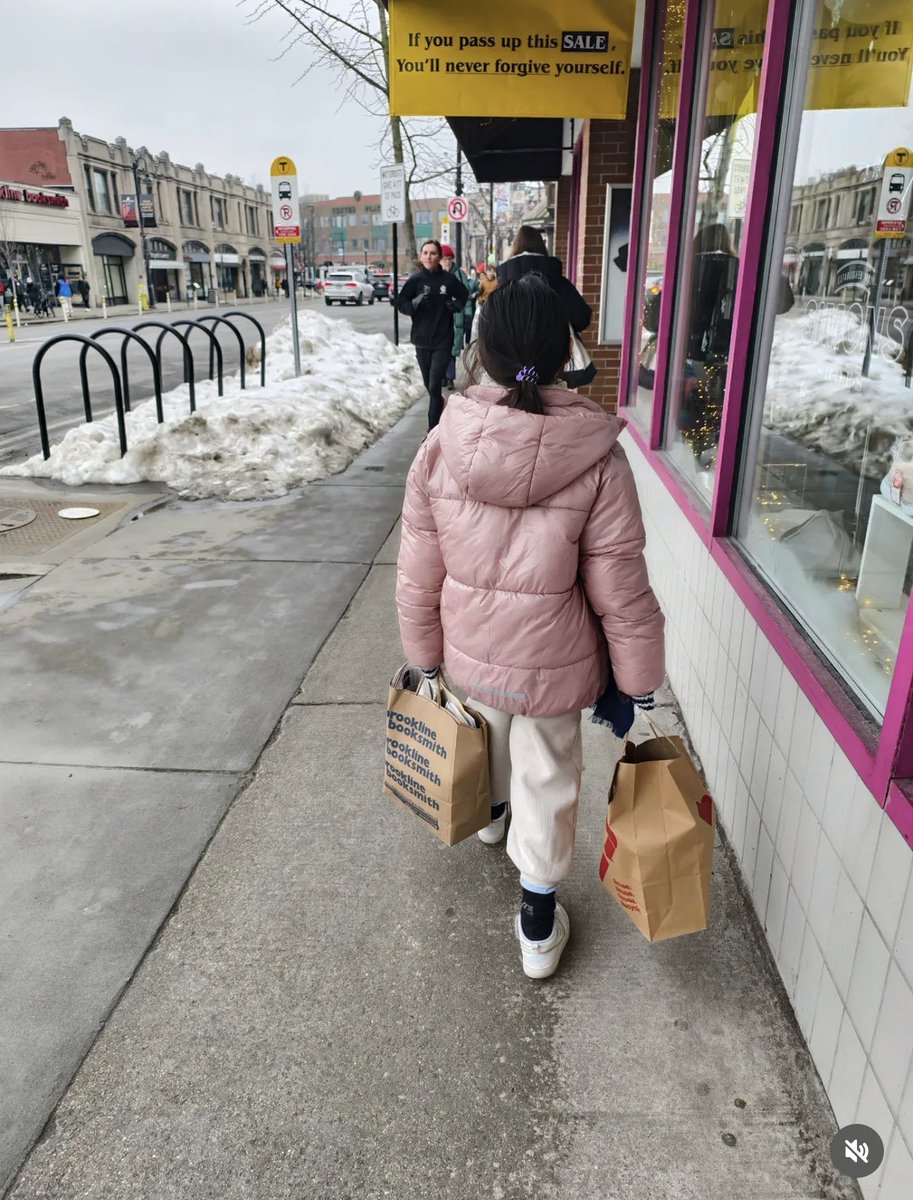 PressStops's tweet image. ดีอะ 🥰 อะไรแบบนี้ให้ช่วยเหลือตัวเองเรียบง่าย ถือของเอง เดินเอง ❄️☃️🦦
#timpitainboston
#leadtheway 🎬
#unfinishedroad 📚📙