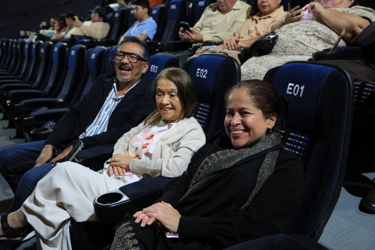 elsalvador's tweet photo. #DeCine | Este martes, se celebra la premier y alfombra roja de la película Hamnet, nominada a 8 premios Oscar. 📸: Jarvyn Muñoz / #DiarioES https://t.co/uQjsbnph6Q