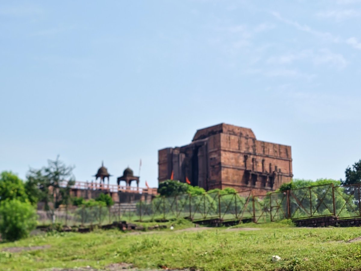 dhruman39's tweet image. Blessed to have #darshan at #Bhojeshwar Shiva Temple, Madhya Pradesh!🙏
The 11th-century shrine is #famous for the #largest #ShivaLinga!

Built by #Rajabhoj in 11th Century, the #Magnificent yet incomplete #temple is protected #monument!
#Mahadev 🙌

@MPTourism 
@IndiaHistorypic