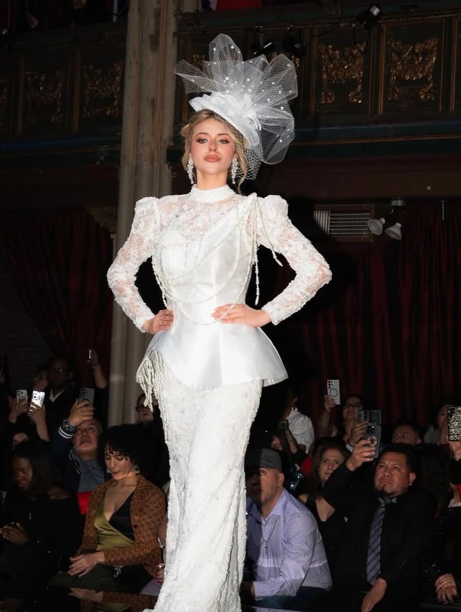 MissVToday's tweet photo. Miss International Venezuela 2025, Valeria Di Martino closing New York Fashion Week in Tete Rosado🇻🇪✨

#MissInternational #MissVenezuela https://t.co/KGRrhR6Hyw
