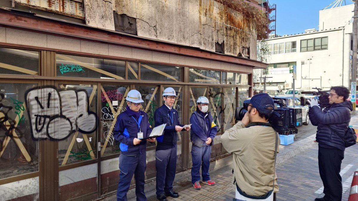T_Kiyoyama's tweet photo. 本日、広島一丁目の特定空き家について、行政代執行の実施を宣言しました。
所有者にかわり、市として解体工事に着手します。

この通りは人通りも増えているなかで、多くのご意見を頂いていました。安全に作業を進めてまいります。 https://t.co/1meZd3cGNp
