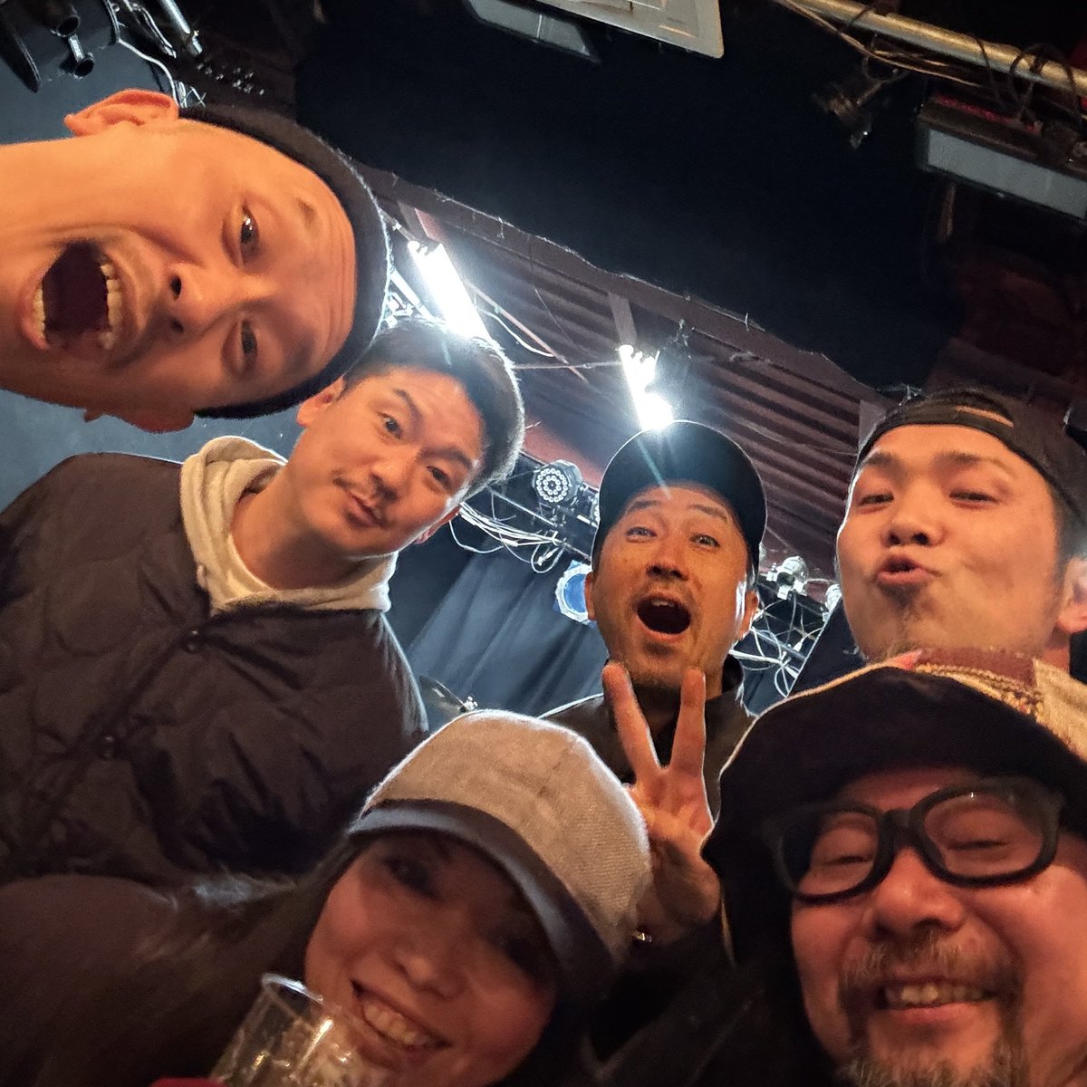 drowned_tsuka's tweet photo. 昨日は四ツ橋線ノッカーズで福知山SoundRATT
僕は去年初めてで今回が2回目の福知山
昨年会った人たちとも再会できたりで嬉しい楽しい時間でした
これからもいい時間を積み重ねていけたらいいな
遠くからもたくさん遊びに来てくれてありがとう
対バンのみんなもカッコ良かった
最高の夜でした！ https://t.co/Czr7JcNIu4