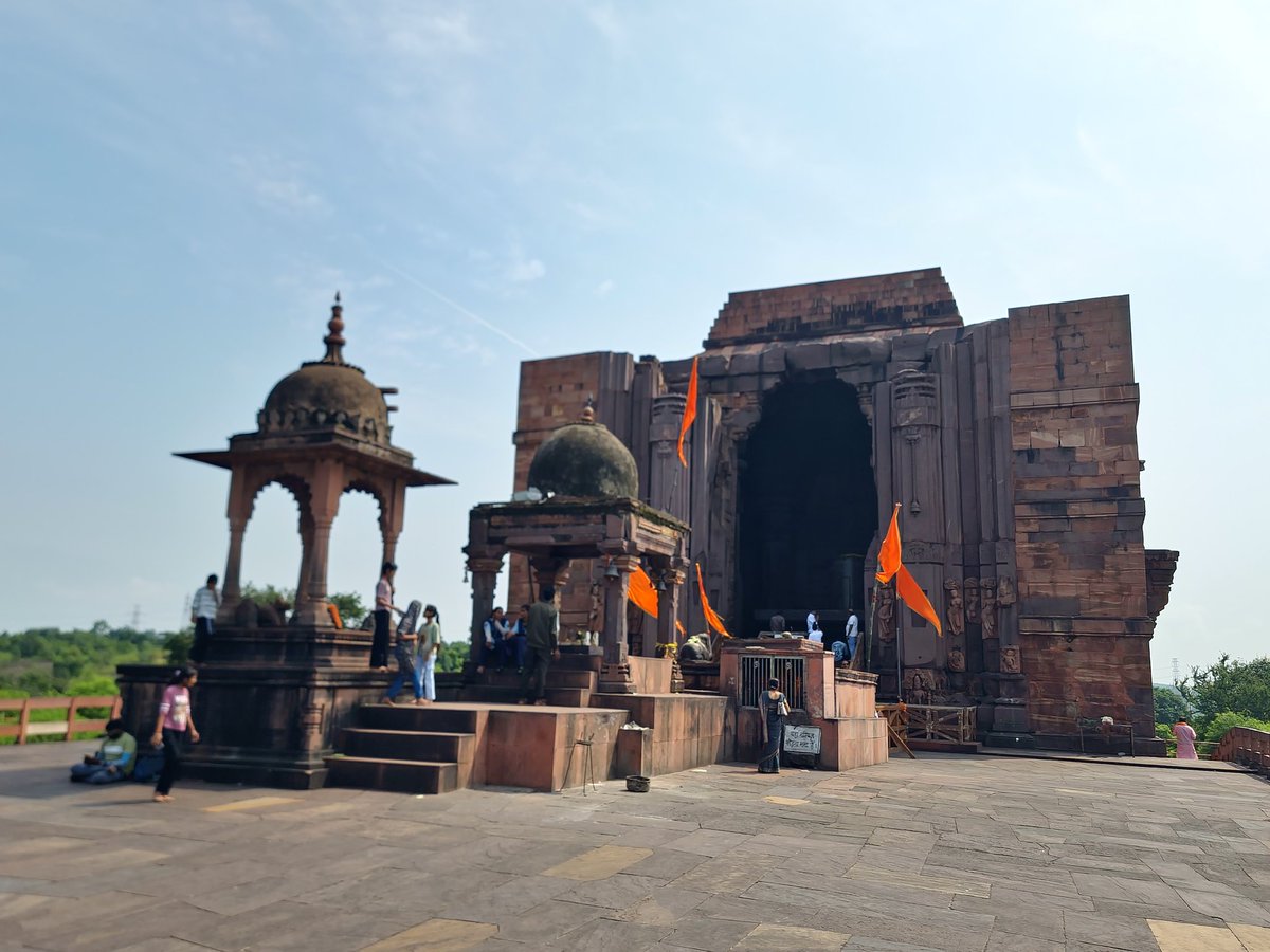 dhruman39's tweet image. Blessed to have #darshan at #Bhojeshwar Shiva Temple, Madhya Pradesh!🙏
The 11th-century shrine is #famous for the #largest #ShivaLinga!

Built by #Rajabhoj in 11th Century, the #Magnificent yet incomplete #temple is protected #monument!
#Mahadev 🙌

@MPTourism 
@IndiaHistorypic