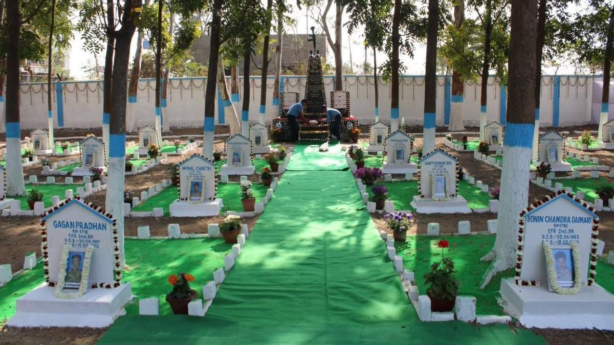 শহীদ স্মরণে 

সেদিনের কথা কী করে ভুলব আমরা? অথচ, দেখতে দেখতে কেটে গেছে ১৬ টা বছর। 

ফ্ল্যাশব্যাকে ১৫ ফেব্রুয়ারি, ২০১০। পশ্চিম মেদিনীপুরের শিলদা ই.এফ.আর ক্যাম্পে হঠাৎ হামলা চালায় ২৩ জন সশস্ত্র মাওবাদী। এলোপাথাড়ি গুলি চলে। অতর্কিত হামলায় ঝাঁঝরা হয়ে যায় ২৪ জন জওয়ানের প্রাণ।