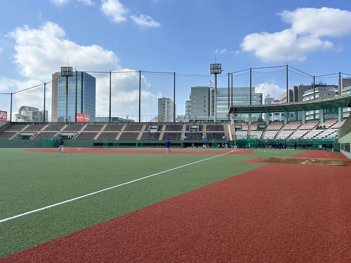 東京の府中球場が人工芝になりました⚾️駅からのアクセスも良い球場なので沢山の人が引き続き東京野球を楽しめますね！本日はWBCオーストラリア代表練習中🇦🇺

レフトに「野球しようぜ！」あり

#WBC
#府中球場
#野球しようぜ