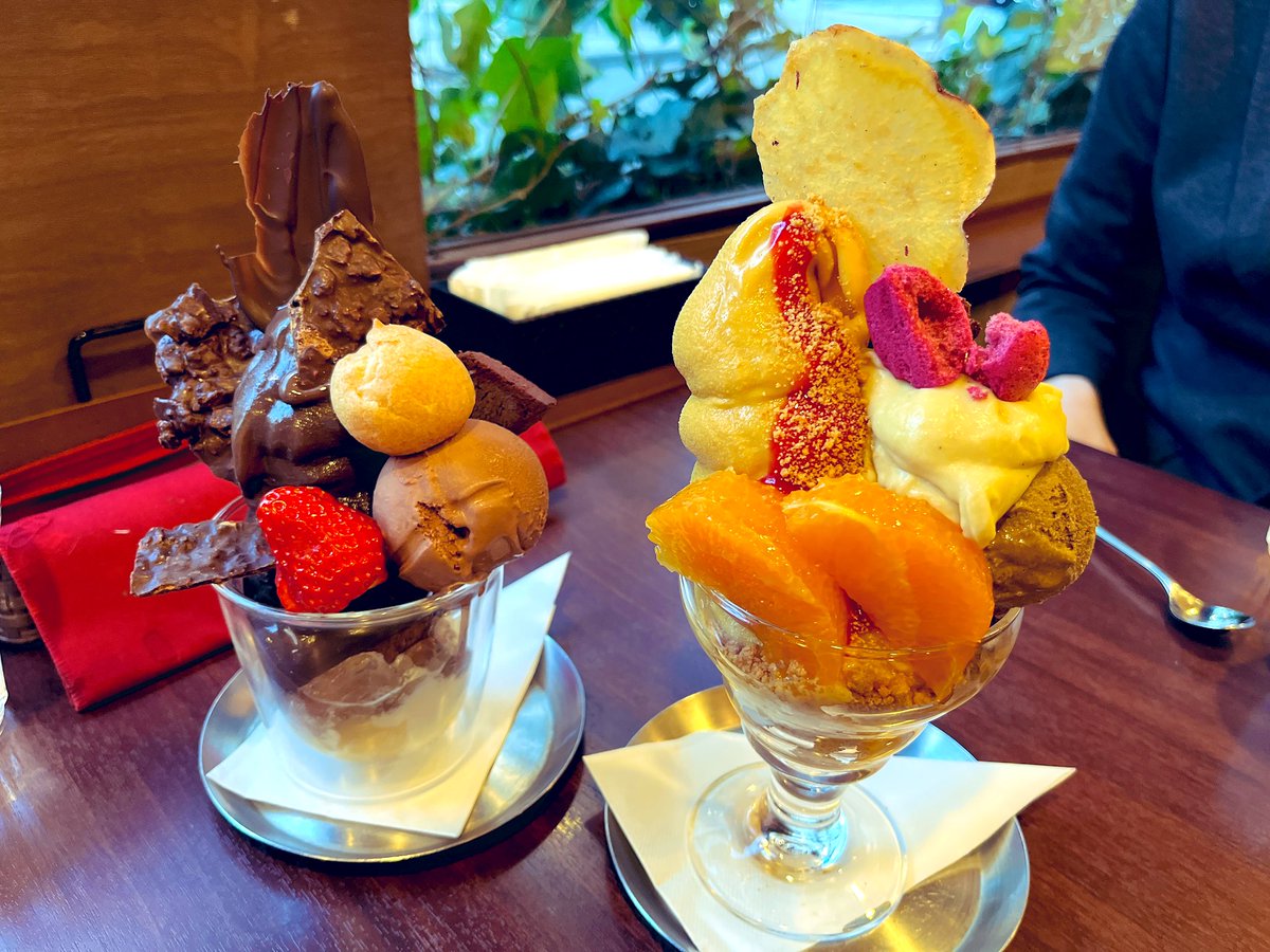 yu_rin_i's tweet photo. 疲れた時には甘いものですよね♪
先日、「チョコレートな関係」のパフェをいただきました🍫

左:パフェ・ノワール・アグリュム
ビターチョコと柚子とベリーの相性が👌🏻
右:パルファン・シュクレ
さつまいもの甘さに癒される✨

#チョコレートな関係　#仙台 https://t.co/CKWvDsi6IX