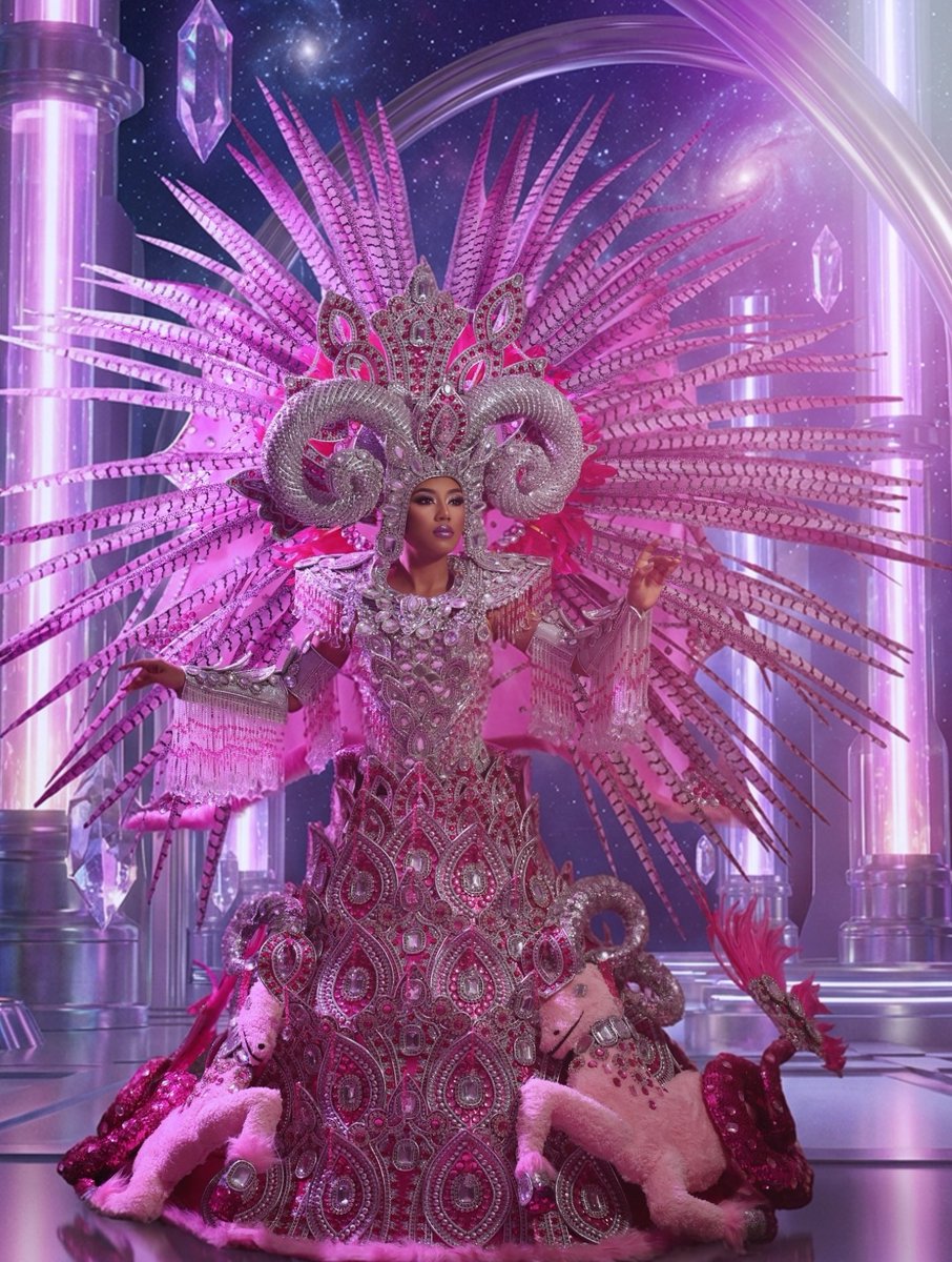 CapiraCArriba's tweet photo. Simplemente hermoso. La alegoría de nuestra reina en el nocturno del lunes de carnaval. https://t.co/Jtqe0DpuLW