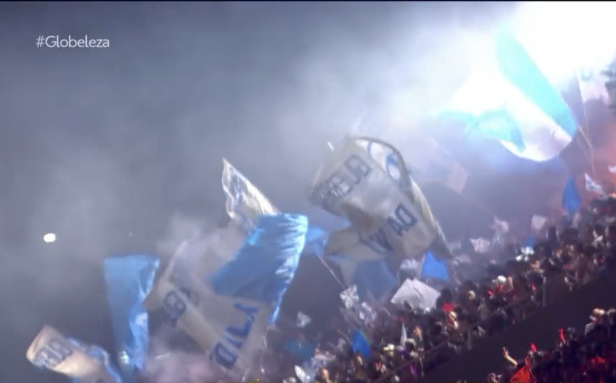 Pirotecnia e muitas bandeiras de mastro na arquibancada da Sapucaí no desfile da <a href="/gres_vilaisabel/">Unidos de Vila Isabel</a> 
Parece o Maracanã. Bonito!