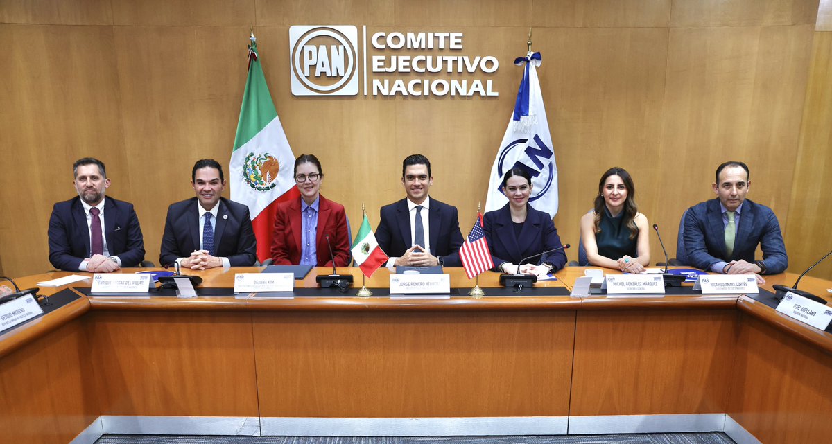 JorgeRoHe's tweet image. Fue un gusto recibir en el CEN de @AccionNacional a Deanna Kim, Ministra Consejera para Asuntos Políticos, y a Sergio Moreno, Jefe de la Unidad de Política Interna de la @USEmbassyMEX, junto a @MichelGonzalezM, @RicardoAnayaC, @EnriqueVargasdV, @rgilzuarth e @ItzelArellanoC. 🇲🇽🇺🇸