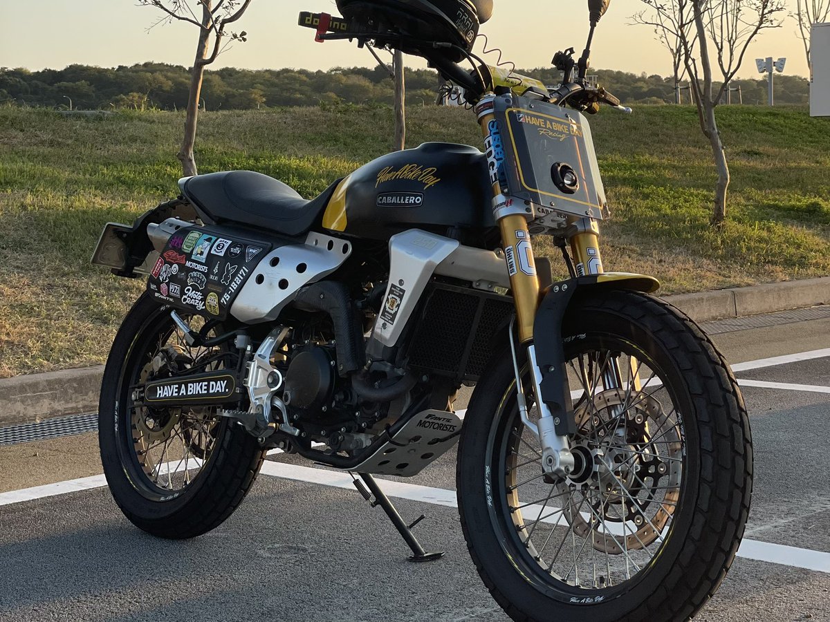 バイク屋やめます！

プロフィール書きかえました。
ストリートカスタム専門でやらせていただきます🙇

今まで培ってきたデザイン力でカスタムさせていただきます🙇

よろしくお願い致します🙇
FTR専門というわけでは無いです笑