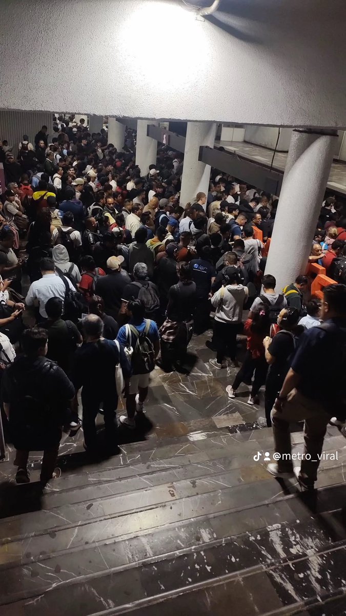 #ULTIMAHORA 

Más de 15 minutos para poder abordar un tren de línea A, 7 y 9 del Metro Ciudad de México 🇲🇽 <a href="/MetroCDMX/">MetroCDMX</a> ‼️

Usuarios reportan largas filas para ingresar a las Instalaciones del #MetroCDMX y trenes Desalojados con Problemas de Mantenimiento🚨

Mientras los