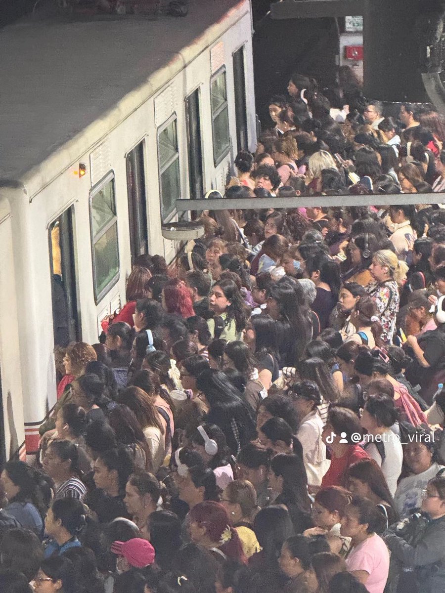 MetroViralMx's tweet photo. #ULTIMAHORA 

Más de 15 minutos para poder abordar un tren de línea A, 7 y 9 del Metro Ciudad de México 🇲🇽 @MetroCDMX ‼️

Usuarios reportan largas filas para ingresar a las Instalaciones del #MetroCDMX y trenes Desalojados con Problemas de Mantenimiento🚨

Mientras los Funcionarios viajan como reyes 👑 nosotros los Ciudadanos pagamos las Consecuencias del pésimo Servicio todos los días llegando tarde a nuestros destinos‼️😡