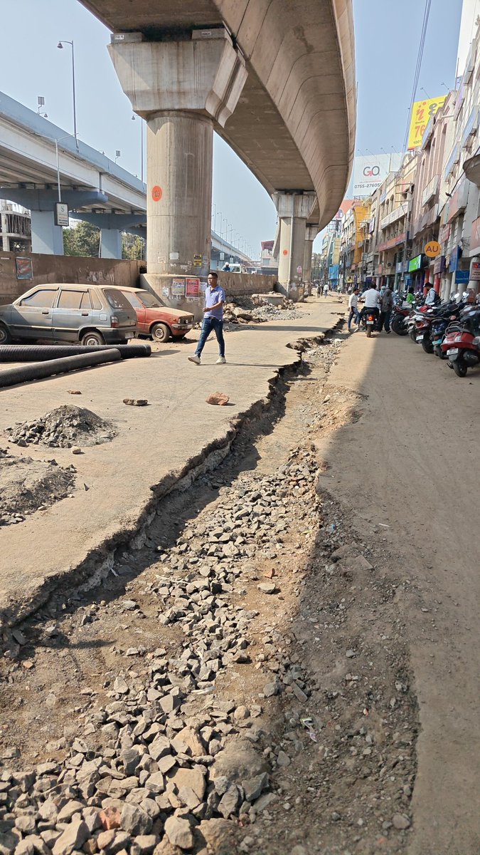 JayantBhandari5's tweet photo. This is my hometown, Bhopal, India. Only in India do you construct infrastructure to worsen traffic. And of course this disastrous metro-line is being constructed by Dilip Buildcon, a BJP favorite. https://t.co/vGoWfkDtSj