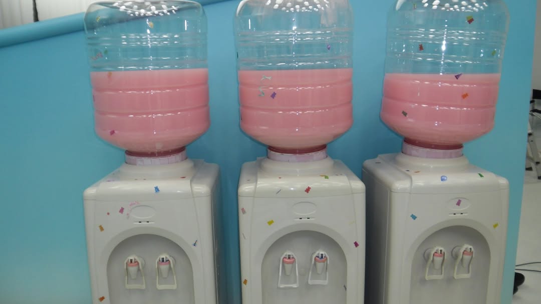 Soft glances and quiet smiles bloom in this pastel little moment, where everything feels gentle and slightly mysterious. Caught between a daydream and a secret, I pause and wonder — look at what???