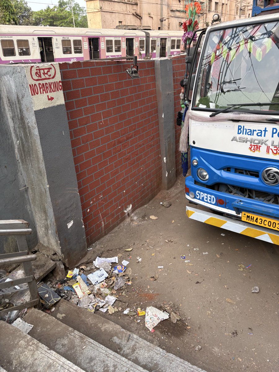 OrdCitiz's tweet photo. Special permission given by police . No parking for everyone but gas vendor allowed to park . This is everyday scene. Location srimad rajchandara Marg behind Opera House petrol pump . Girgaon Mumbai 400004 @MTPHereToHelp https://t.co/5KPMvd3f3H