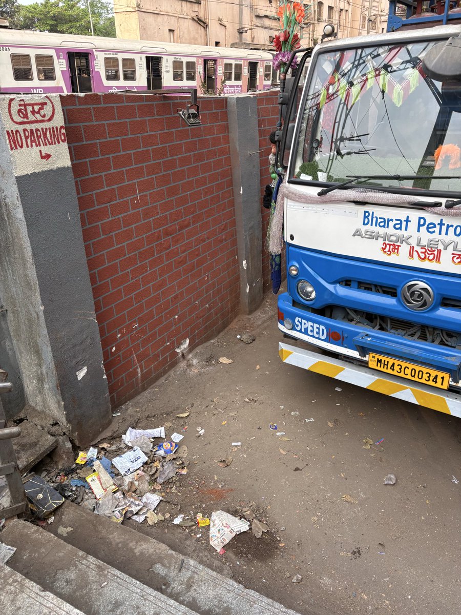 OrdCitiz's tweet photo. Special permission given by police . No parking for everyone but gas vendor allowed to park . This is everyday scene. Location srimad rajchandara Marg behind Opera House petrol pump . Girgaon Mumbai 400004 @MTPHereToHelp https://t.co/5KPMvd3f3H