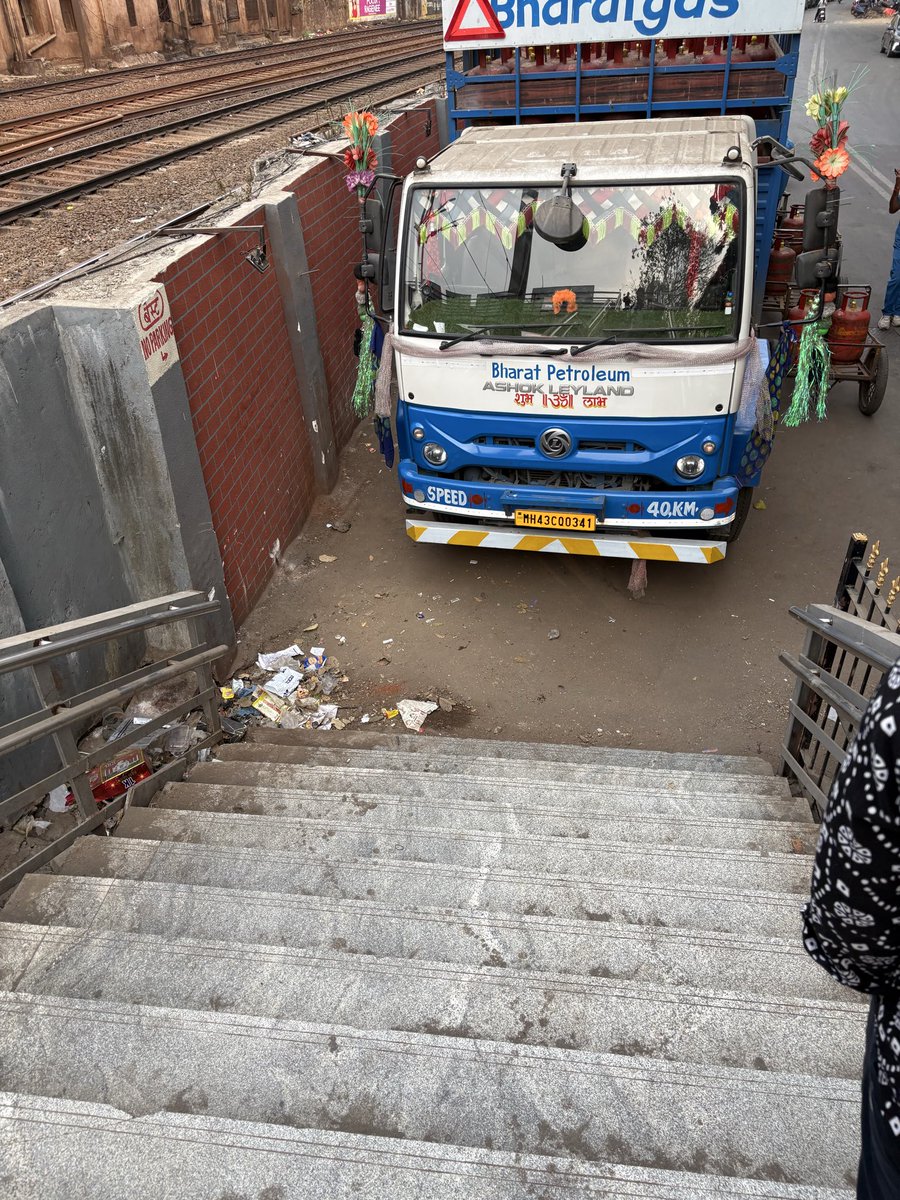 OrdCitiz's tweet photo. Special permission given by police . No parking for everyone but gas vendor allowed to park . This is everyday scene. Location srimad rajchandara Marg behind Opera House petrol pump . Girgaon Mumbai 400004 @MTPHereToHelp https://t.co/5KPMvd3f3H