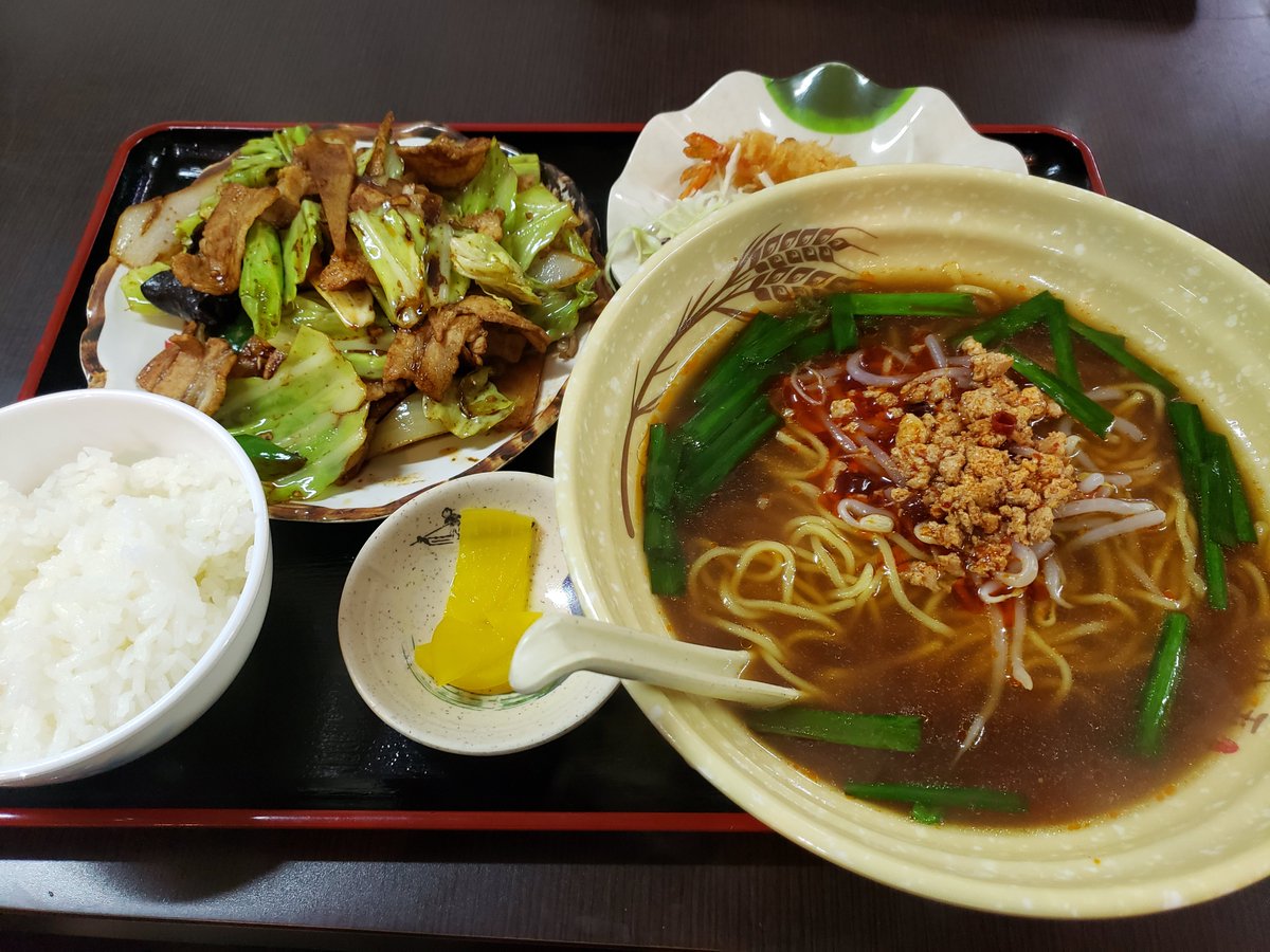 多すぎぃ（隠れてるけどエビフライとサラダ付）