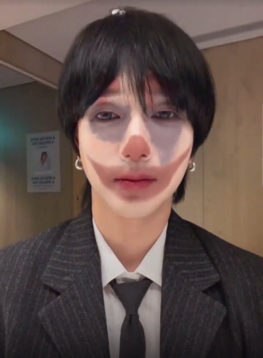 Nann_Cloud's tweet photo. Sinceramente, yo creo que este año voy a ir a corea para verlo a yesung 

(🤡) https://t.co/o59E5BXj1k