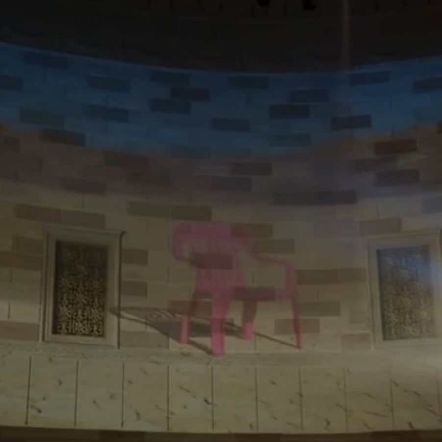 🚨 Aparece una de las sillas de “DeBÍ TiRAR MáS FOToS” en color rosa, al final del video de “ROSITA” de Tainy.