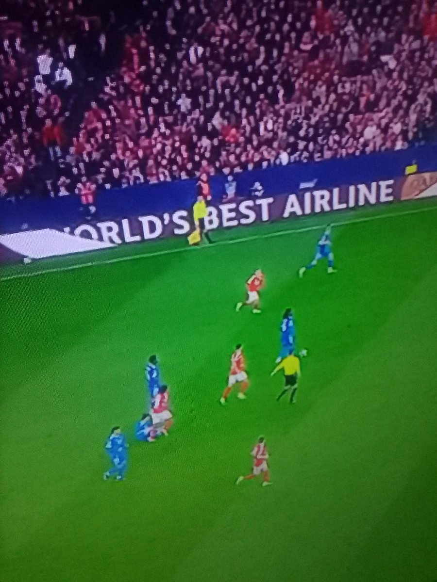 Golo, a falta têm que ser muito mais atrás, aproveitou para lançar o contra ataque, mas aos 89 a favor do Benfica já apitou
Valverde UFC🟥
 Vinicius falta a entrada da área para 2°🟨🟥
Mbappé com🟨chuta a bola contra os adeptos do Benfica
Carreras, Tchouameni etc
Escândalo