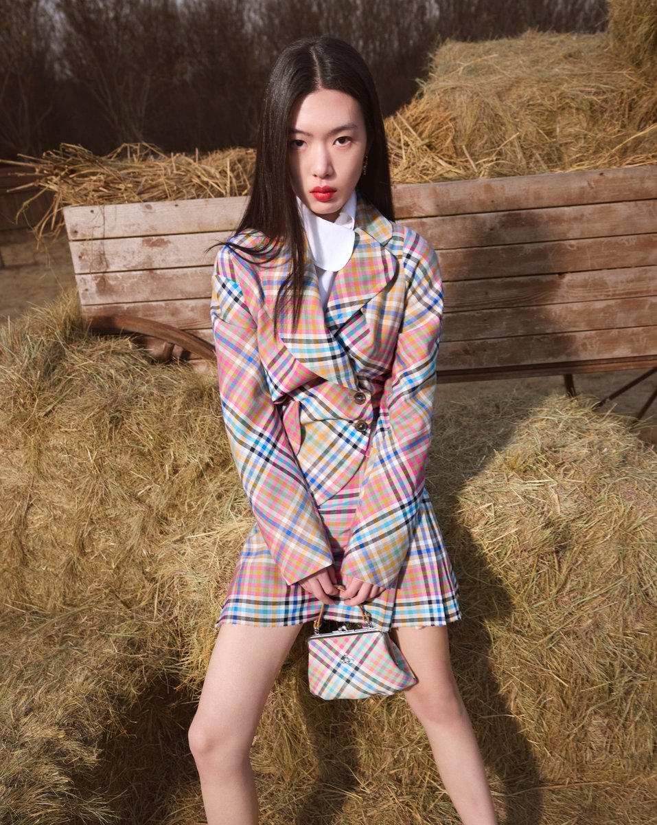 アイコニックなタータンチェック、ゴールドの輝き、そして再解釈された