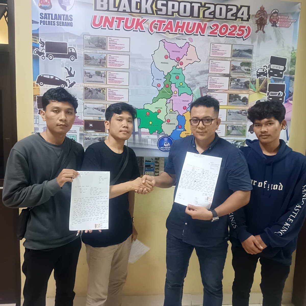 Satlantas Polres Serang melaksanakan penyelesaian perkara laka lantas melalui mekanisme Restorative Justice.
Mengedepankan musyawarah, keadilan, dan kemanusiaan atas dasar kesepakatan kedua belah pihak.