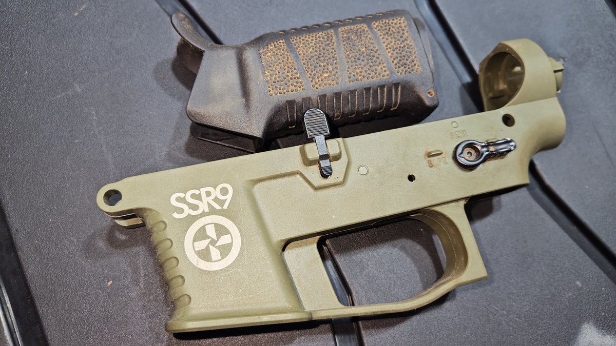 11b2fieldstaff's tweet photo. 24時間耐久サバゲーを戦い抜いたSSR9のメンテナンスをしています!
ストックエクステンションの凹凸部分に詰まっている土もしっかり落としていきます😊
ハンドガード内側にも入り込んでいるのでこちらも綺麗にしていきます✨
メカボックス内部もオーバーホールしていきます!
#NOVRITSCH
#SSR9 https://t.co/gYU7V0DIyr