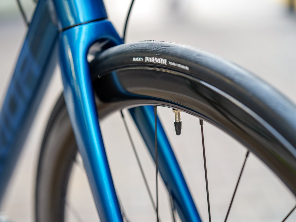 アルミバイクでも、走りが軽いカーボンホイールを履くと走りがレベル 